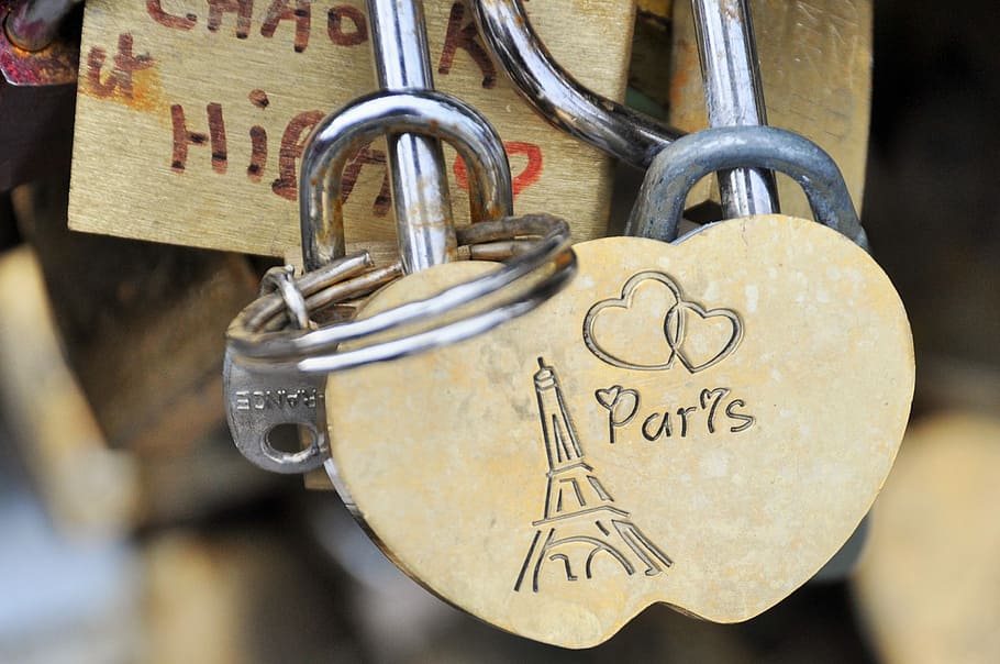 selectiva, fotografía de enfoque, beige, grabado, corazón, cerradura, llaves, París, puente, Sena