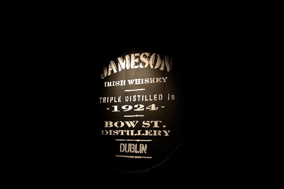 barril de whisky irlandés jameson, whisky, jameson, barril, texto, interior, comunicación, foto de estudio, fondo negro, guión occidental