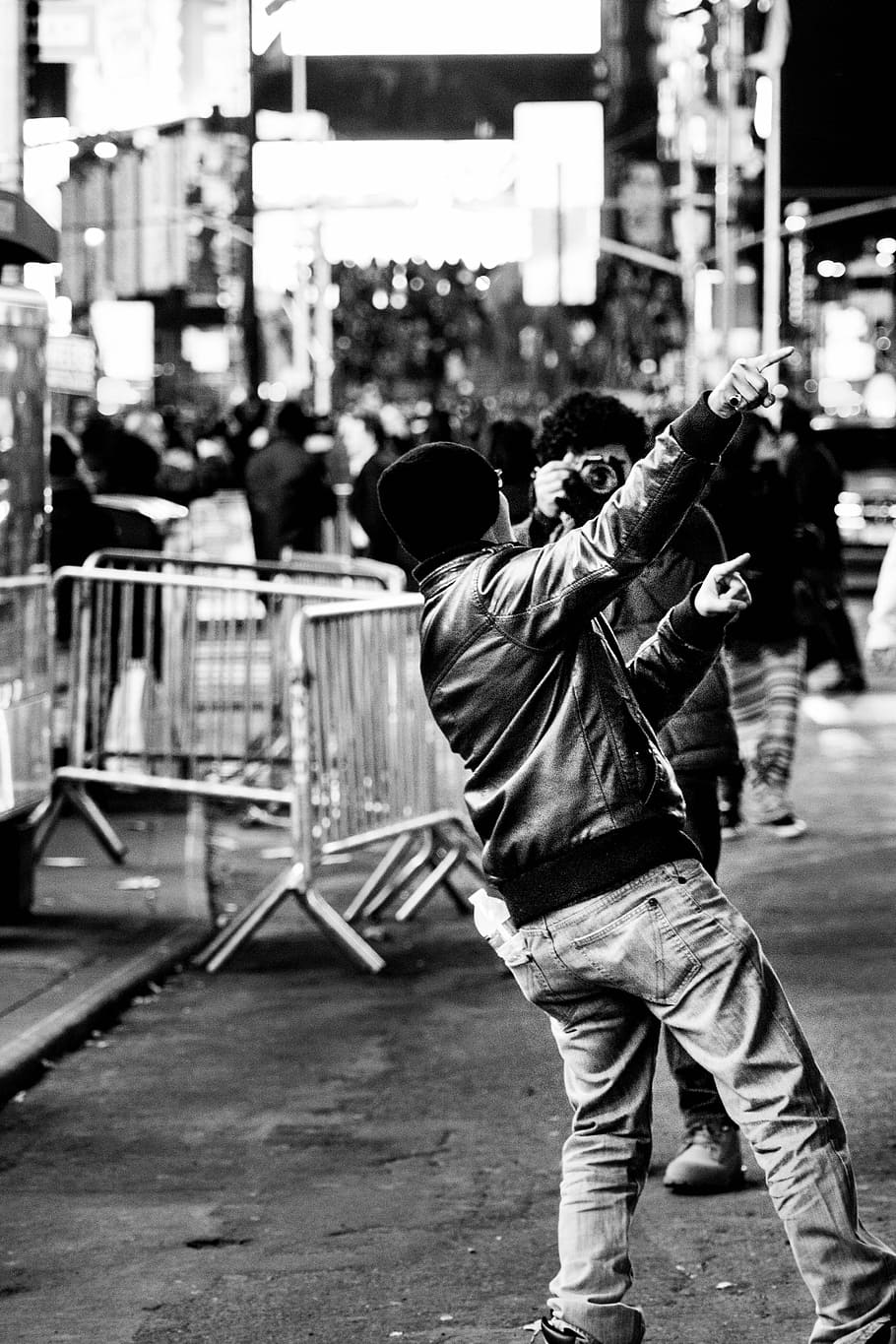 fotografía en escala de grises, hombre, señalando, lado derecho, toma, foto, calle, escala de grises, fotografía, Nueva York