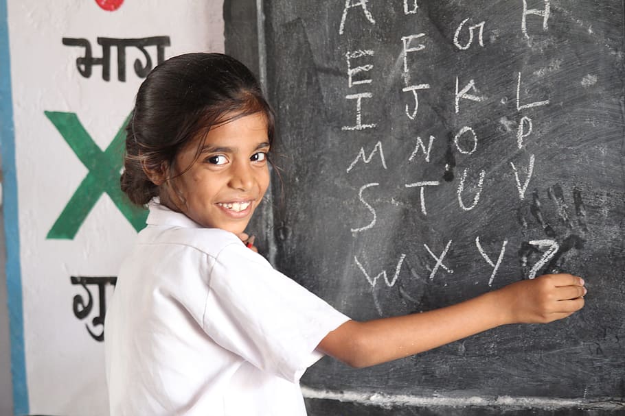 gadis, memegang, kapur tulis, menulis, alfabet, papan, siswa, siswa perempuan, pendidikan, sekolah