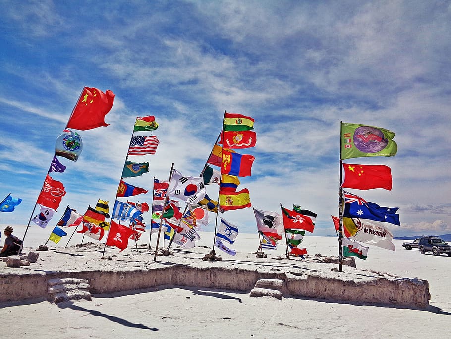 variedad de banderas del país, el salar de uyuni, uyuni, banderas, desierto de sal, bolivia, mar, nube - cielo, cielo, aire libre
