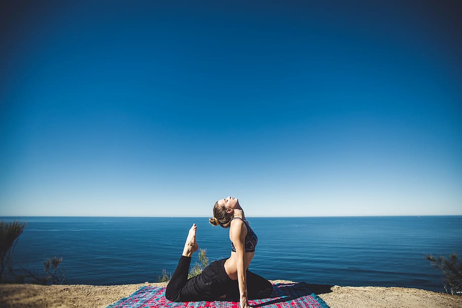 mulher, vestindo, preto, calças, posição yogo, ioga, perto, corpo, água, aptidão