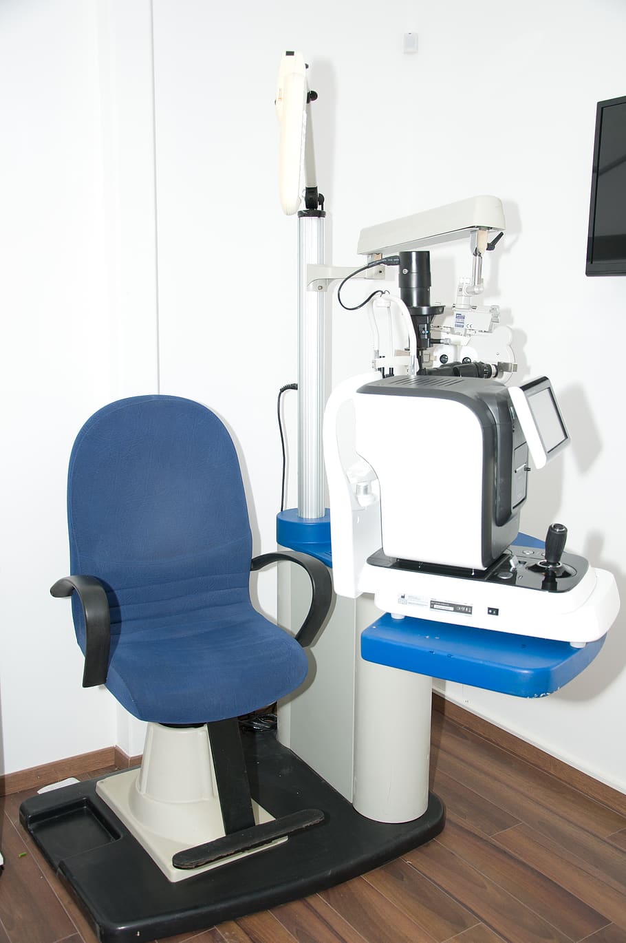 unit eye-check, eye exam, rutine eye test, indoors, seat, equipment, healthcare and medicine, chair, absence, close-up