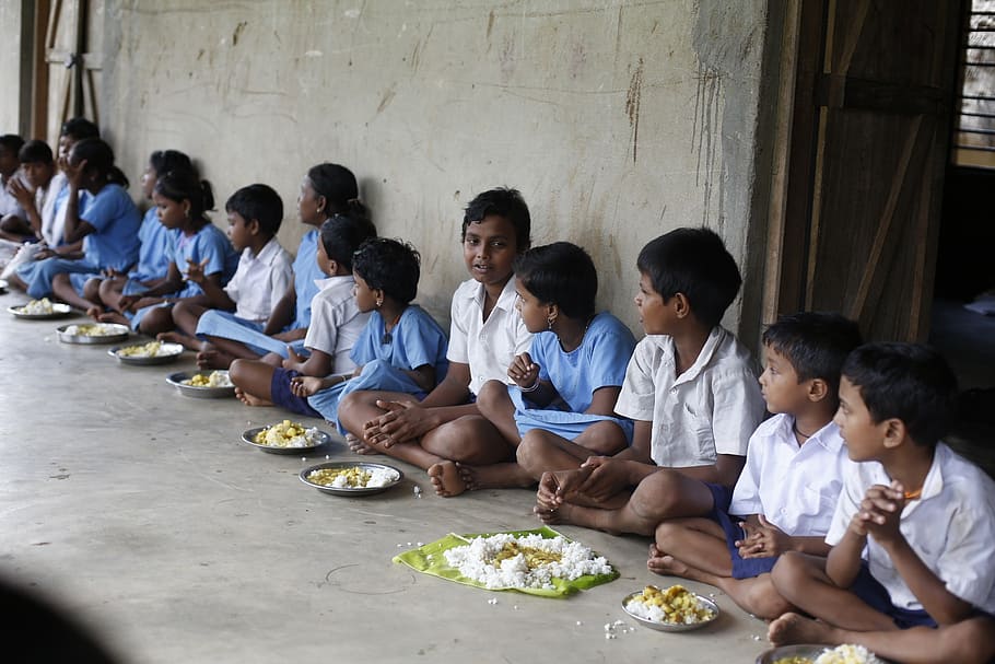 niños, comiendo, sentado, piso, durante el día, bebés, niñas, comida, india, pobres