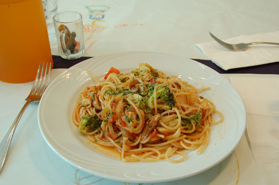 eat, surface, food, food and drink, pasta, ready-to-eat, plate, italian food, table, freshness