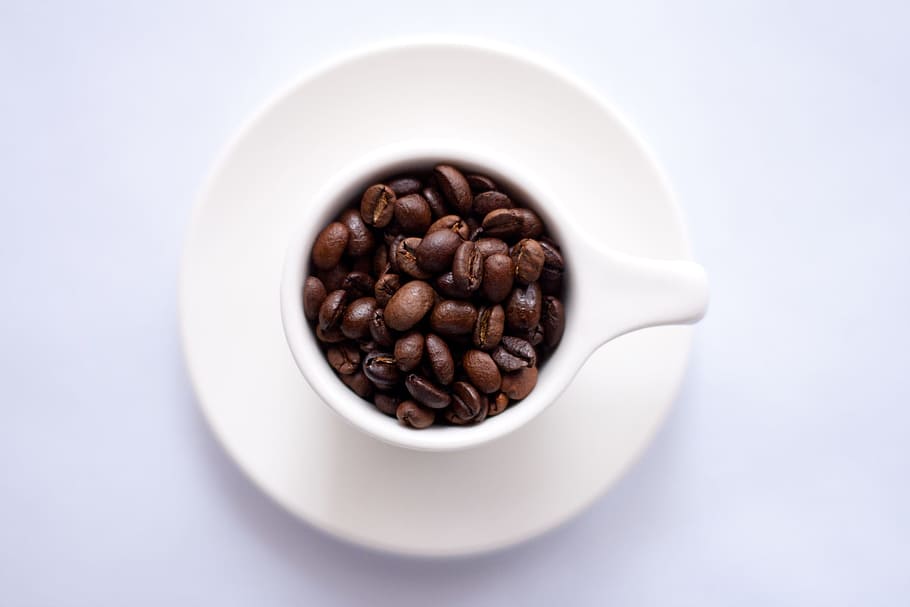 granos de café, blanco, cerámica, taza, platillo, plato, cafeína, café, café exprés, mañana