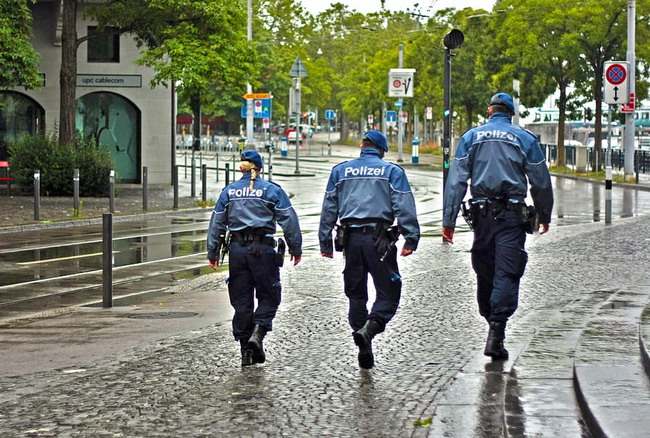 tres, oficiales de policía, caminando, negro, carretera, ciudad, policía, calle, ley, urbano