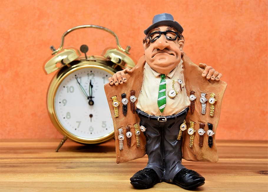 hombre, mostrando, reloj, figurilla de abrigo, distribuidores de relojes, cerca, recibiendo propiedad robada, figura, decoración, reloj despertador