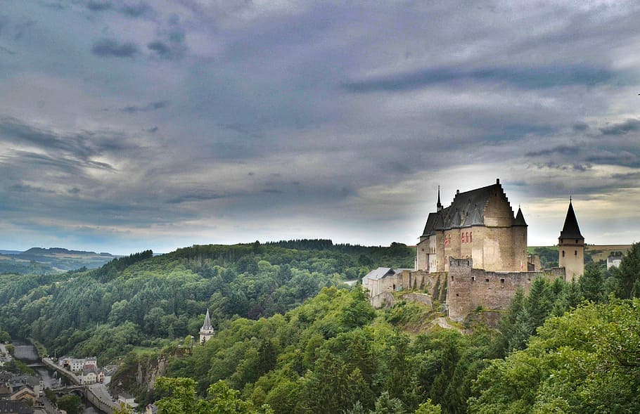 castillo cerca de luxemburgo, castillo, luxemburgo, arquitectura, nubes, bosque, fotos, paisaje, dominio público, cielo