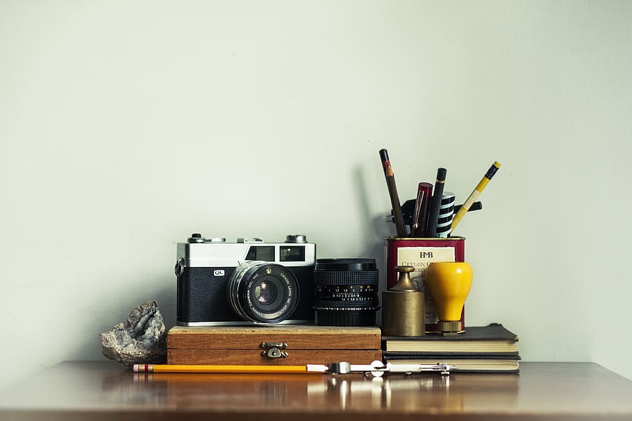 kamera, pensil, pulpen, alat tulis, benda, buku catatan, dalam ruangan, tema fotografi, meja, masih hidup