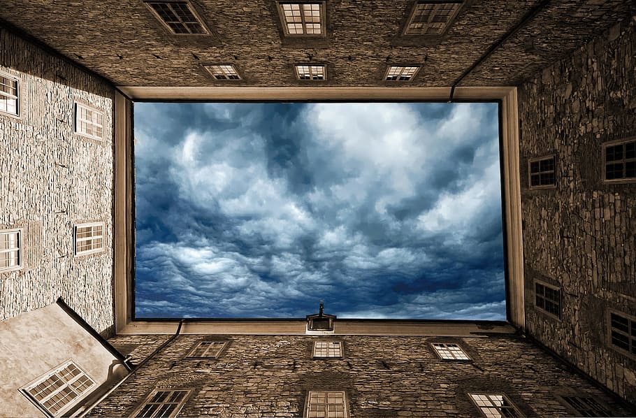persona, mostrando, azul, blanco, nublado, cielo, nubes, edificio, arriba, ver