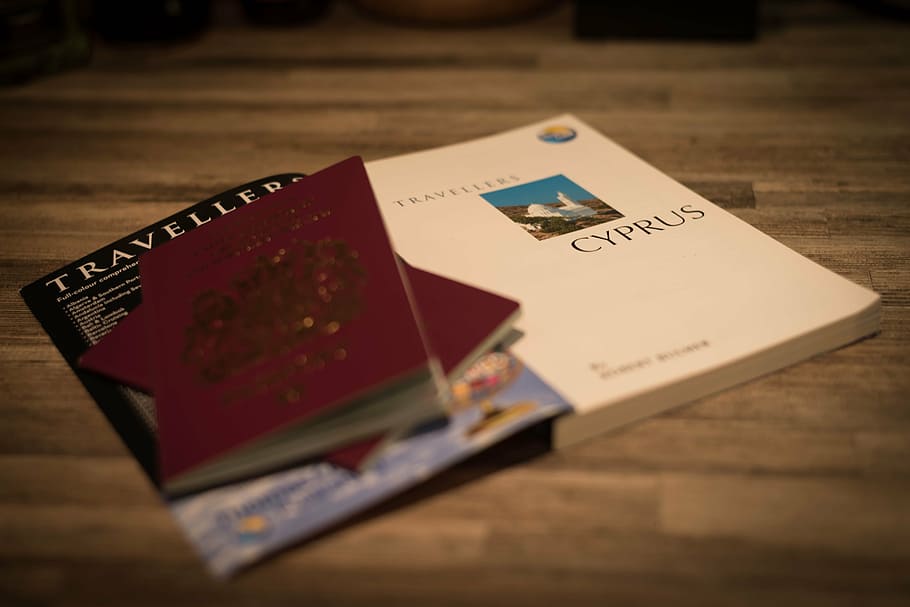 dois, marrom, passaportes, livro, passaporte, viagens, viagem, férias, documento, destino