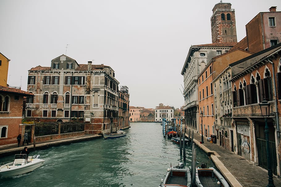 marrón, edificio de pintura de pared, cuerpo, agua, Venecia, Italia, río, durante el día, arquitectura, edificio