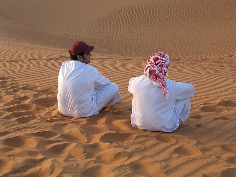 dos, hombre, sentado, desierto, dubai, amigos, árabe, dunas, naranja, arabia
