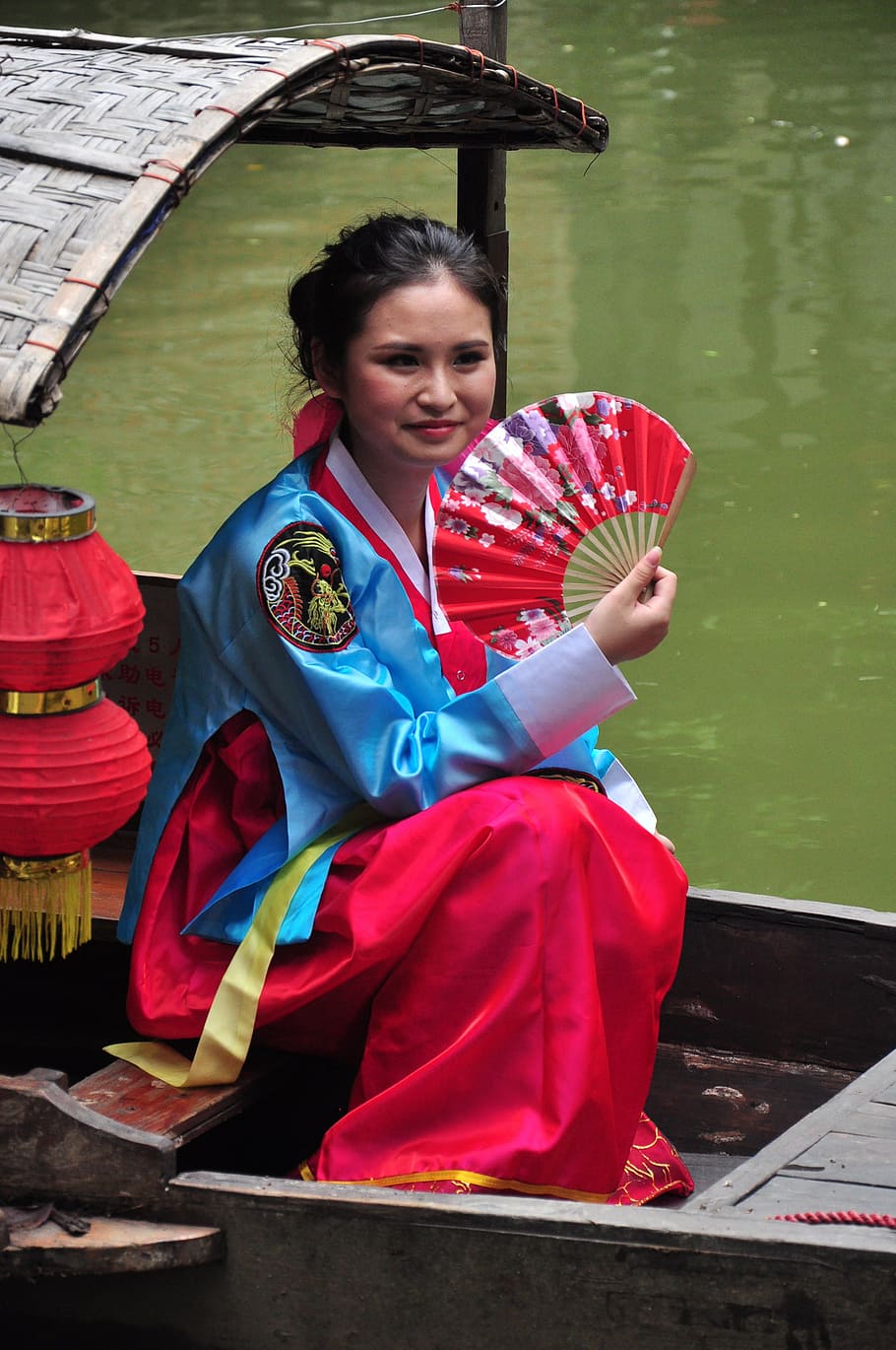 wanita Cina dengan kipas angin, wanita Cina di atas kapal, wanita Cina, satu orang, merah, panjang penuh, memegang, musik, dewasa, di luar ruangan