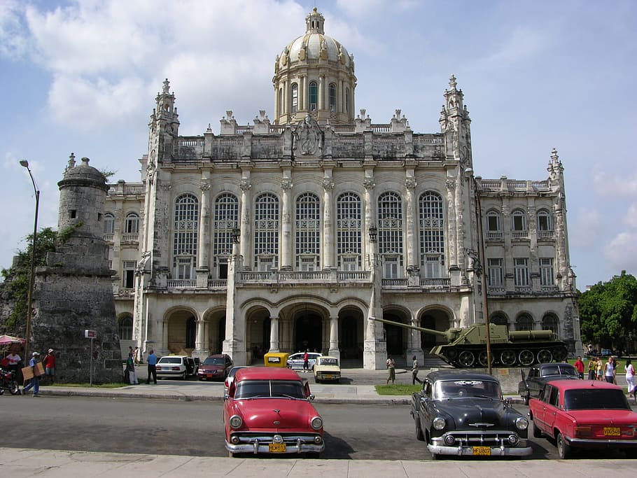 vehículos de colores y tipos variados, estacionados, blanco, concreto, cúpula, Cuba, edificio, automóviles, tanque, automóvil
