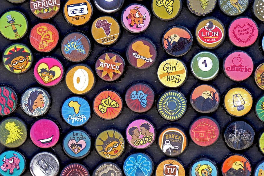 pinos de botão sortidos, botsuana, áfrica, tampas de garrafa, emblemas, design, ímãs, multi colorido, grande grupo de objetos, variação