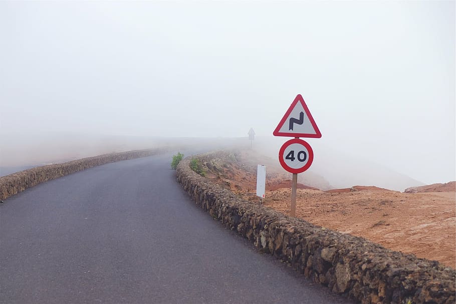 foto del paisaje, carretera, gris, concreto, señalización, niebla, señales, límite de velocidad, pavimento, señal de advertencia