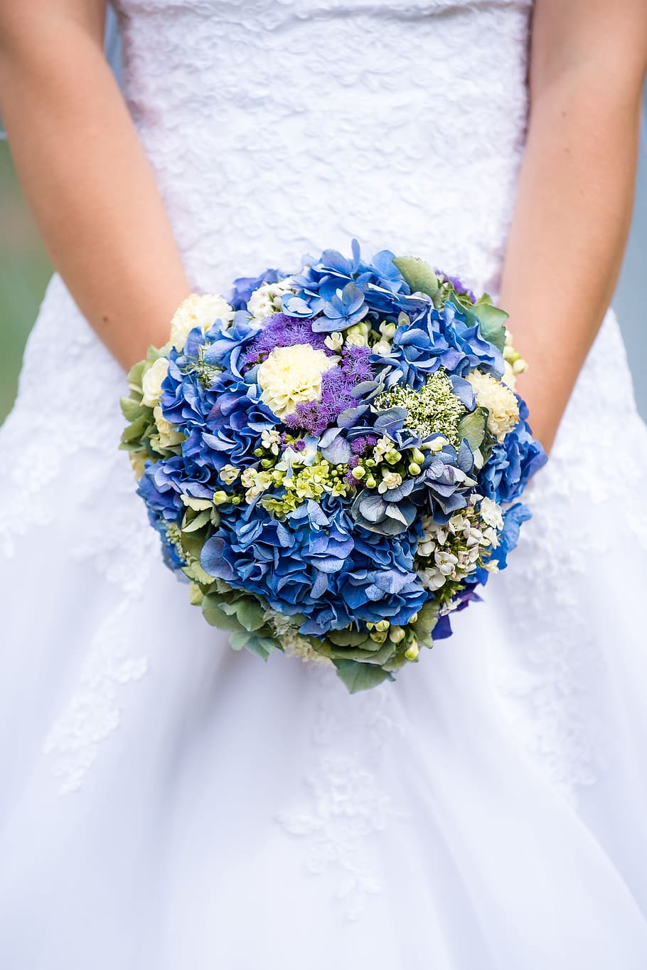 女性, ウェディングドレス, 保持, 青, 花の花束, 結婚式, 花嫁, 白, ブーケ, ブライダルブーケ