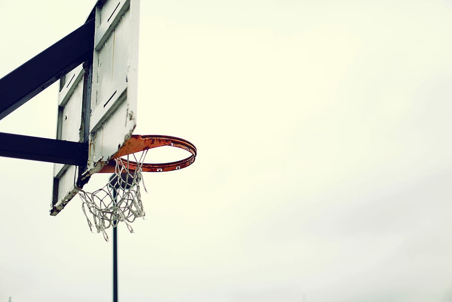 белый, черный, пасмурно, день, баскетбольное кольцо, спорт, баскетбол - Спорт, на открытом воздухе, небо, копирование пространства
