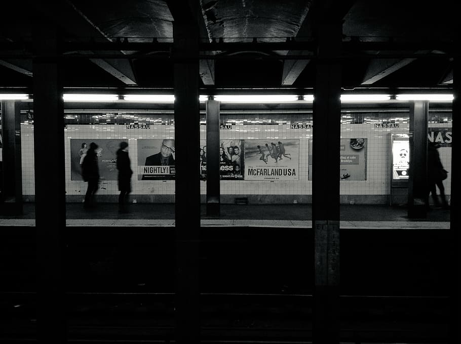 bayangan hitam, orang, berjalan, sepanjang, melatih statiobn, menunggu, kereta api, terminal, kereta bawah tanah, stasiun