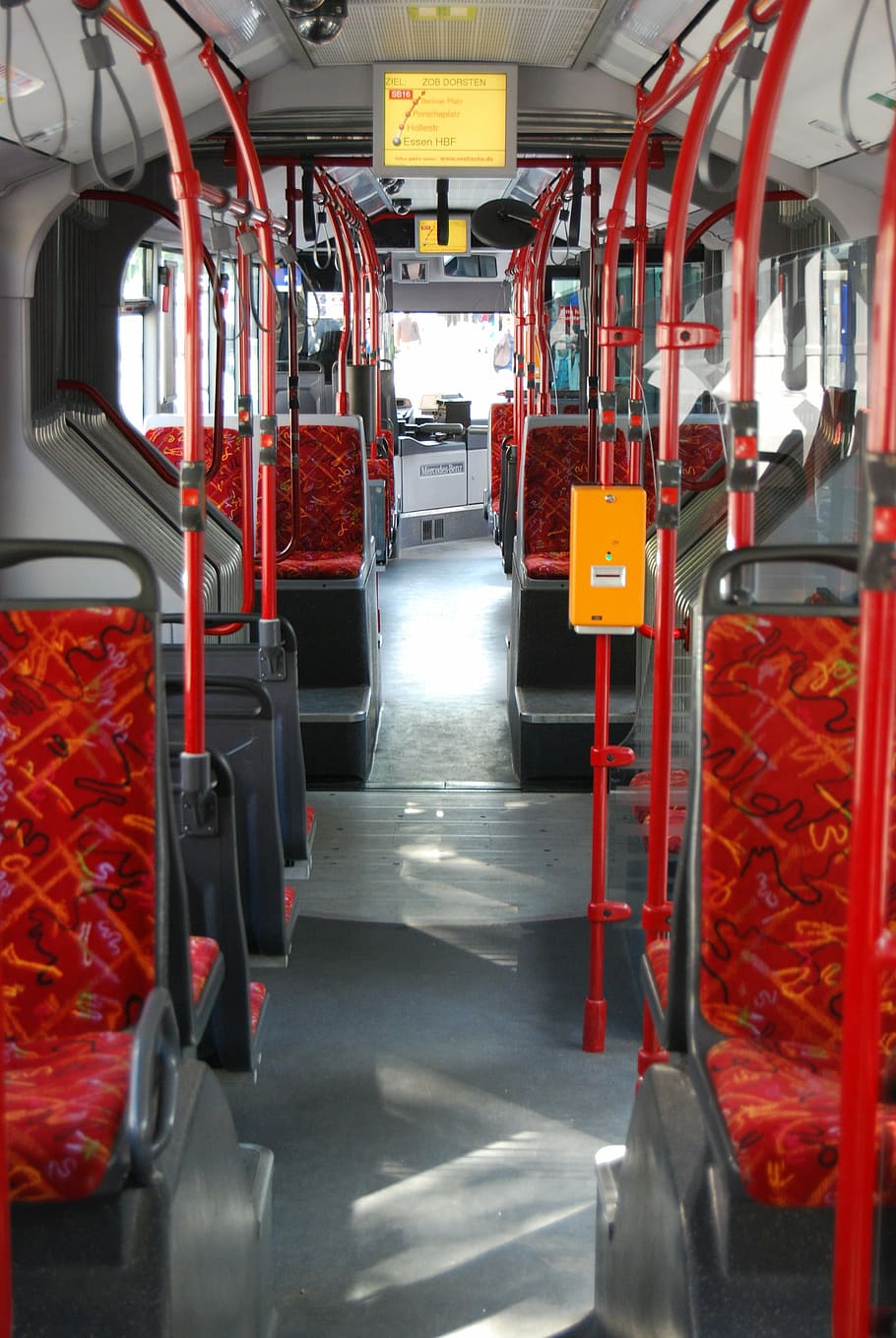 kursi belakang bus evag, makan, esens verkehrs ag, merah, berturut-turut, di dalam ruangan, tidak ada orang, kosong, transportasi, industri