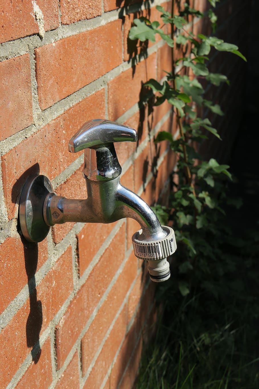 Faucet, Brick Wall, Bricks, Masonry, gardena, garden hose, garden, casting, water, gardening