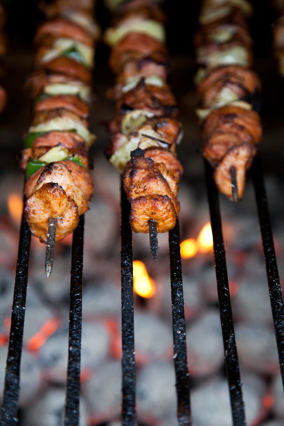 selectiva, fotografía de enfoque, a la parrilla, kebab, barbacoa, carne de res, pollo, cocina, cena, fuego