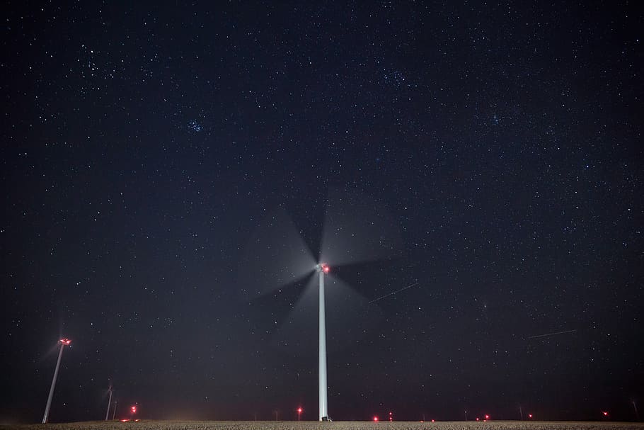 fotografia de moinho de vento branco, moinho de vento branco, fotografia, noite, escuro, iluminado, ao ar livre, turbina eólica, ninguém, céu