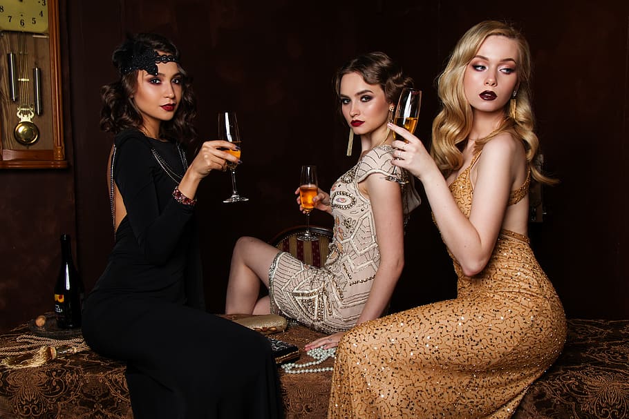 tres mujeres bebiendo, tres, rubia, cabello, brillo, glamour, lujo, personas, adultos, mujer