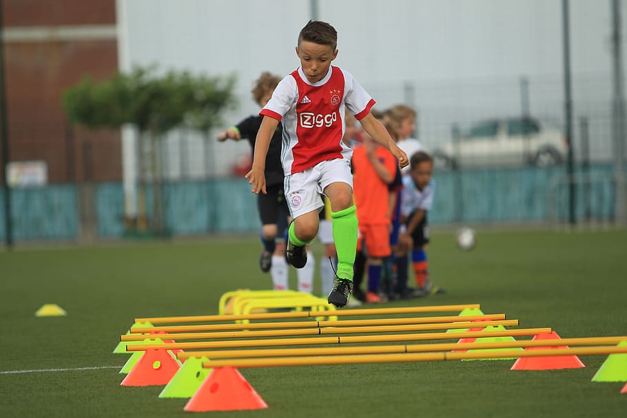jugador de fútbol, ​​entrenamiento, alumnos de fútbol, infancia, deporte, niño, jugando, hombres, longitud completa, movimiento