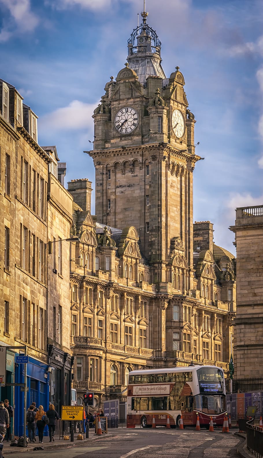 Edificio de hormigón marrón, Escocia, Edimburgo, ciudad, Inglaterra, carretera, escena, casas, torre, reloj