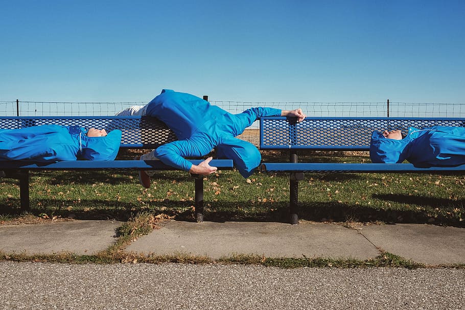 foto, três, pessoa, vestindo, azul, hoodies, postura, banco de metal, em azul, azul metal