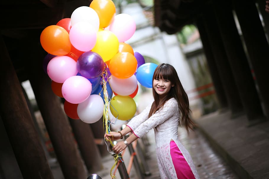 mujer, blanco, vestido, celebración, paquete de colores variados, globos, estudiante, niña, asiático, feliz