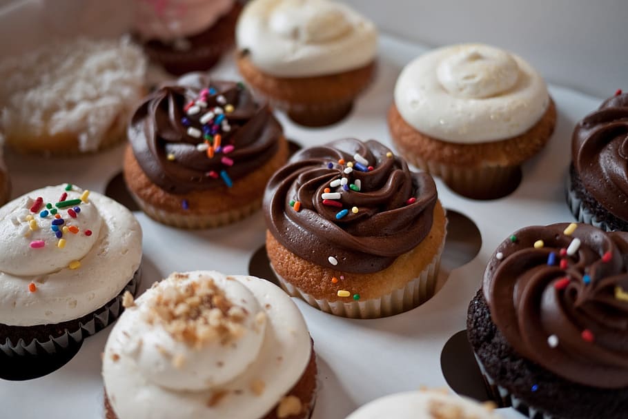 cupcakes variados, cupcakes, decorado, formación de hielo, alimentos, postre, dulce, horneado, caja, helado
