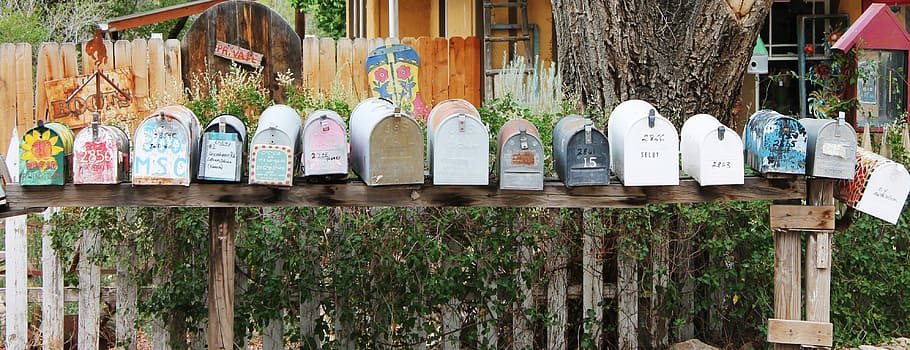 各種カラーのメールボックス, 木製, ラック, カラー, メールボックス, マドリードニューメキシコ, ヤードアート, 趣のある, カラフルで芸術的な, 小さな町