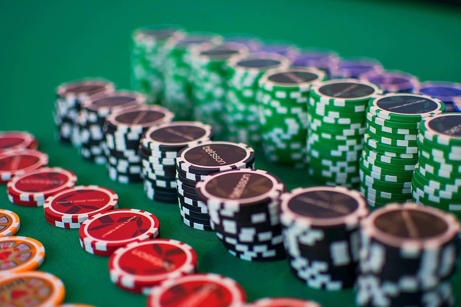póker, apuesta, fichas, juegos, ruleta, casino, juego, tarjeta, enfoque selectivo, gran grupo de objetos