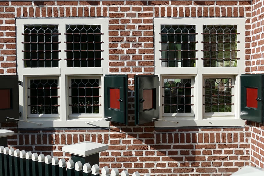 window, stained glass, liège, brick, facade, architecture, red, green, bourtange, built structure
