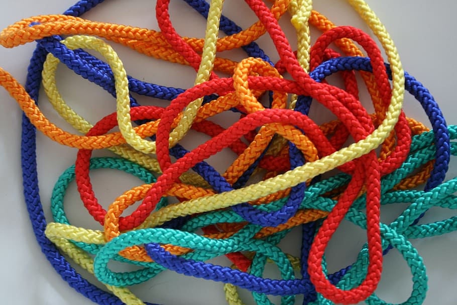 cuerdas de varios colores, cuerda, tejido de punto, rocío, cuerdas retorcidas, correa, cuerda de escalada, juguetes, colorido, amarillo