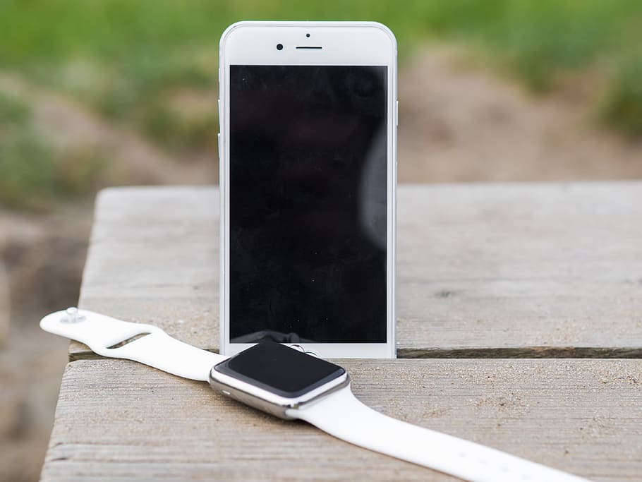plata aluminio manzana, reloj, al lado, plata iphone 6, mesa, al aire libre, día, iphone, iwatch, teléfono inteligente