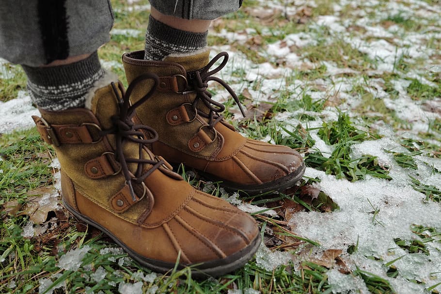 茶色, 革, 靴, 履物, 草, 屋外, 雪, 冬, 日, 自然