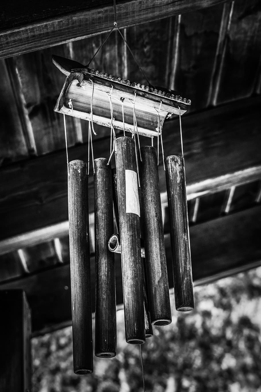 windspiel, bamboo, feng shui, black and white, hanging, focus on foreground, wood - material, close-up, metal, day