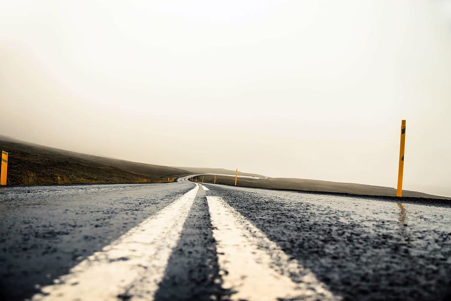 carretera de asfalto, gris, cielo, carretera, autopista, lluvia, mojado, viajar, aventura, hierba