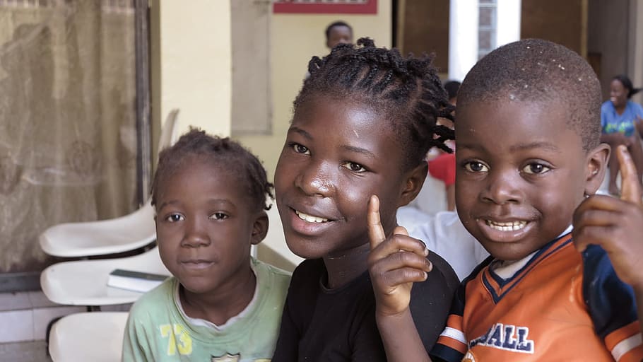 tres, sonriendo, niños, foto, Haití, Carrefour, Puerto Príncipe, el orfanato, mamá, Esther