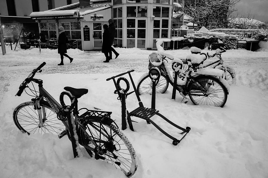 Kicksled, bicicletas, nieve, Bodø, Noruega, parque, campo de nieve, al lado, comercial, edificio