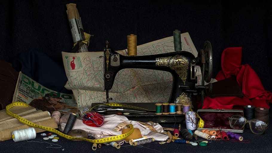 negro, máquina de coser de pedal, rodeado, surtido, artículos, bodegón, hilo, botones, sustancias, viejo