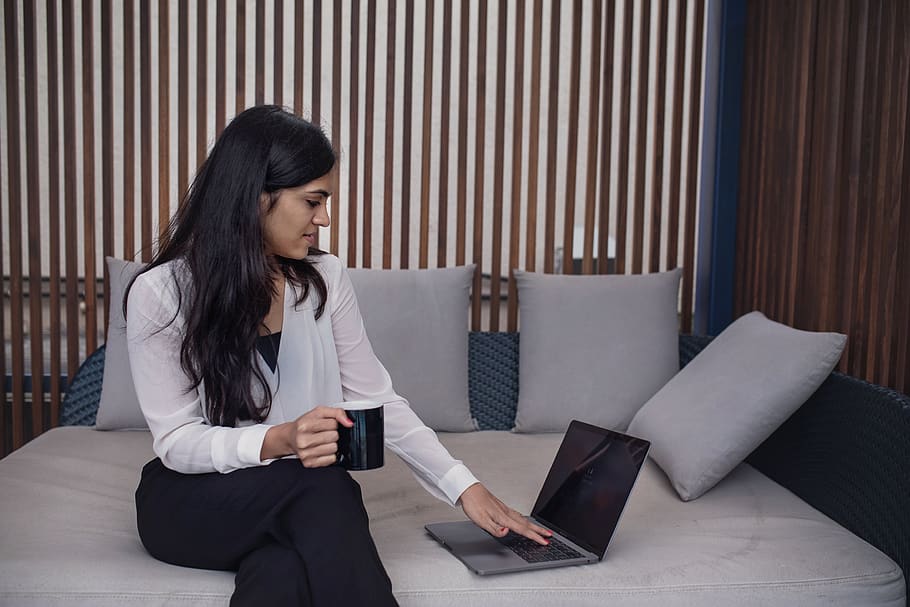 mujer, computadora portátil, sentado, café, trabajando, lluvia de ideas, correos electrónicos, red, internet, conexión
