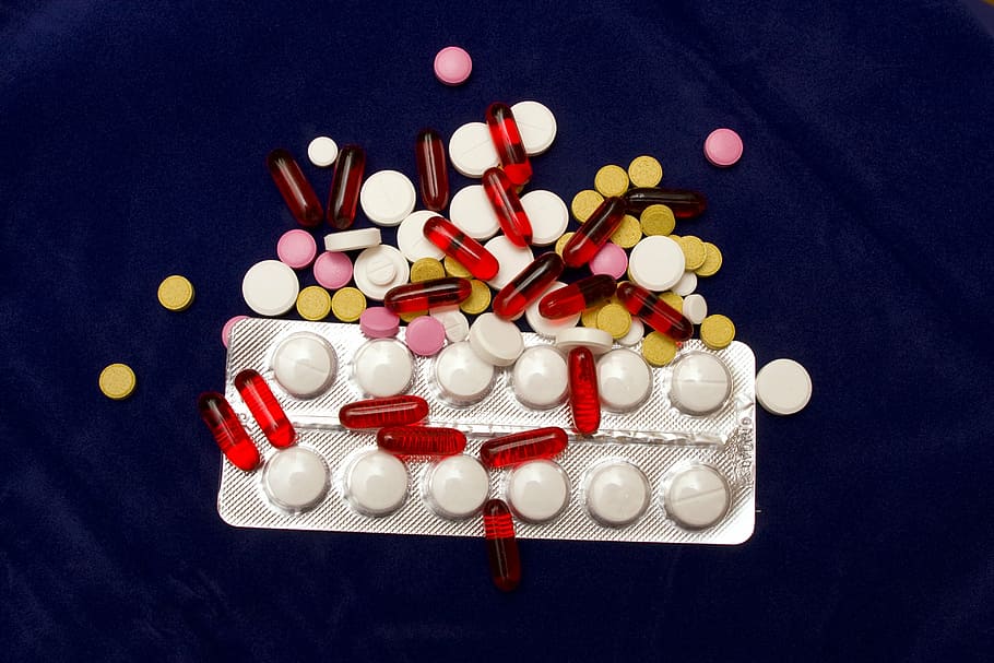 Lote de píldoras de medicamentos de varios colores, píldoras, medicina, salud, medicación, farmacia, cápsula, cuidado de la salud, prescripción, farmacéutico