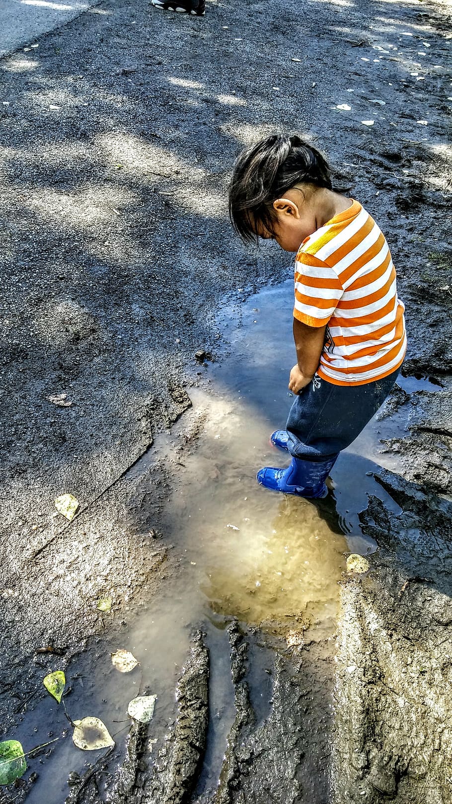 No one's child. Малыш исследует грязь. Фотография они.