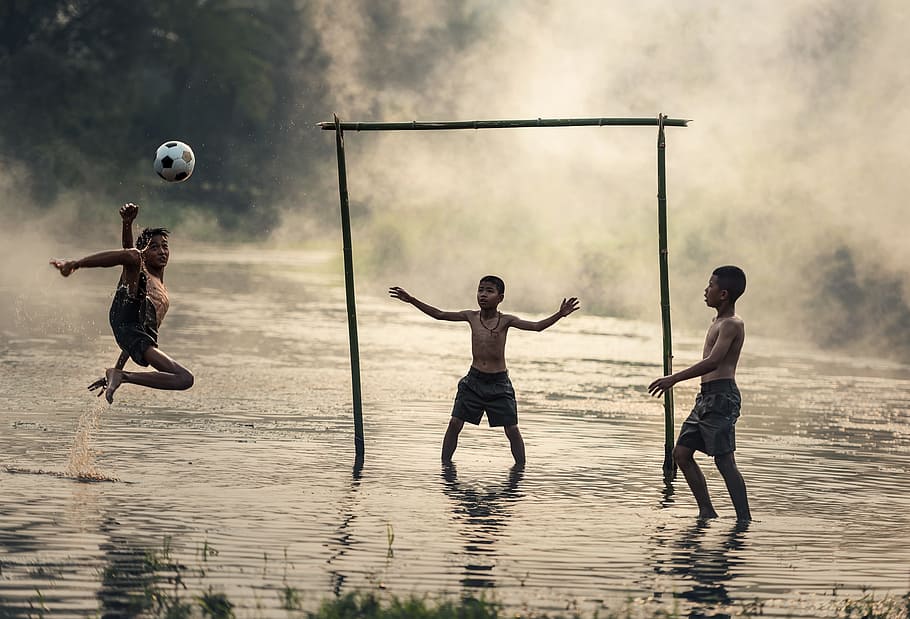 Tres, muchachos, jugando, fútbol, ​​salto, acción, fluidez, la actividad, africanos, la pelota